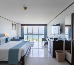 Двухместный номер Superior с балконом и с видом на море двуспальная кровать в Andaman Beach Suites Hotel