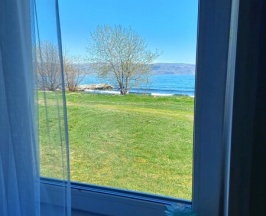 Номер с видом на озеро с двумя раздельными кроватями душ и туалет на два номера. в Аршан