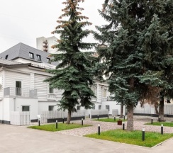 Студия с красивым видом из окна в Зеленый дом