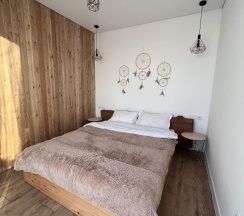 Коттедж с 2 комнатами с балконом и с красивым видом из окна в Alma house