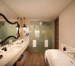 Двухместный номер Deluxe с балконом и с видом на бассейн двуспальная кровать в Avista Grande Phuket Karon - MGallery