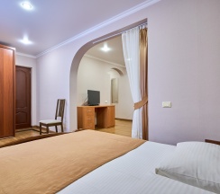 Семейный четырехместный номер в Лотос