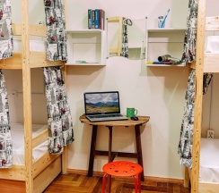 Нижняя кровать в общем номере для женщин в Outdoor