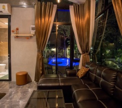 Студия с балконом и с красивым видом из окна в Foresto Sukhothai Guesthome