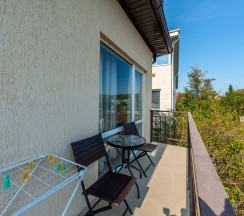 Студия с балконом и с красивым видом из окна в Приморье