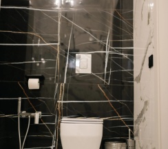 Вилла с балконом и с красивым видом из окна в Residence Village