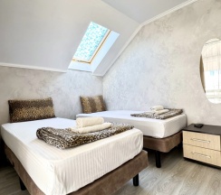 Четырёхместный номер Classic с балконом в Ольга