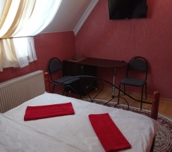 Двухместный номер Эконом Мансарда двуспальная кровать в Людмила