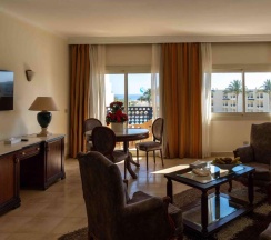 Люкс с видом на бассейн в Курортный отель Grand Oasis Resort