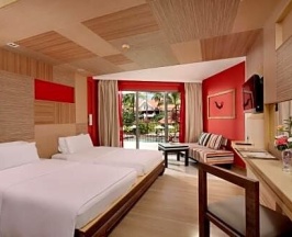 Двухместный номер Superior с видом на бассейн двуспальная кровать в Patong Beach Hotel