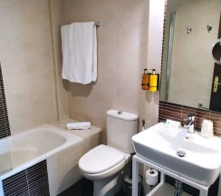 Двухместный номер Standard с балконом двуспальная кровать в Casual Ilbira Granada Hotel
