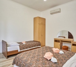 Семейный номер Comfort с балконом и с красивым видом из окна в Ахимса