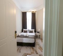 Двухместный номер Deluxe с балконом двуспальная кровать в Modern Luxury Hotel