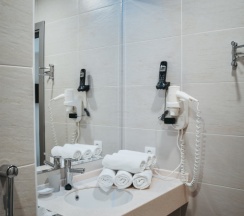 Двухместный номер Superior с балконом и с видом на море двуспальная кровать в Diana Palace