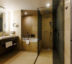 Номер Executive Suite c большой двуспальной кроватью в МЕРКЮР ТЮМЕНЬ ЦЕНТР