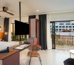 Четырёхместный номер cемейный смежный в The Aviary Hotel