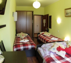 Бюджетный семейный 4-х местный номер с общей ванной комнатой в Мансарда
