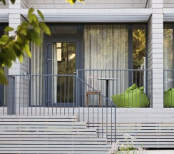 Однокомнатный с двуспальной кроватью и антресолью для сна детей в Blaga house design dacha