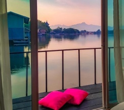 Номер Superior с видом на воду в Tara Raft Kanchanaburi