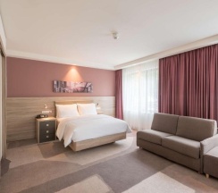 Двухместный номер для некурящих Corner Guest двуспальная кровать в Hampton by Hilton Frankfurt City Centre East