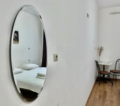 2-местная комната улучшенная с 1 двуспальной кроватью в Simple Seasons Rooms (Симпл Сизонс Румс)