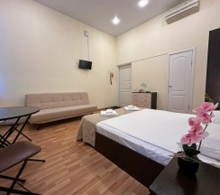 Трехместный номер с двуспальной кроватью и диваном в Boho Centr Nevsky 140 Hotel