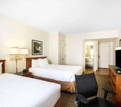 Четырёхместный номер в La Quinta Inn by Wyndham Austin Capitol / Downtown