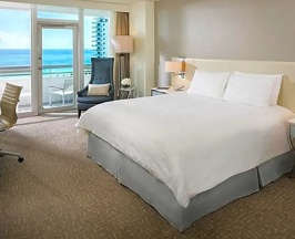 Двухместный номер с балконом и oceanfront (двуспальная кровать) в Fontainebleau Miami Beach