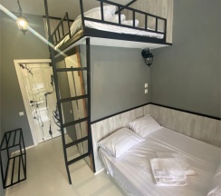 Номер с двумя двуспальными кроватями и панорамным видом в Угребись