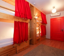 Кровать в восьмиместном номере в Kdhostel