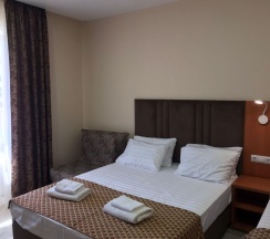 Номер стандарт с 1 односпальной и 1 двуспальной кроватью в Спарта