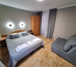 «КОМФОРТ ПЛЮС 3» С ТЕРРАСОЙ ЧЕТЫРЕХМЕСТНЫЙ НОМЕР ДВУСПАЛЬНОЙ КРОВАТЬЮ И ДИВАНОМ в Цитрус