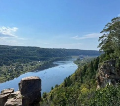 Коттедж с балконом и с красивым видом из окна в Красные Скалы