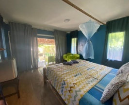 Двухместное бунгало рядом с пляжем двуспальная кровать в Secret Beach Bungalows