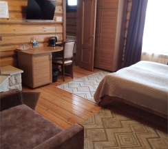Двухместный номер в деревянном коттедже с камином в Колыба