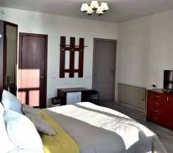 №11. Семейный номер с двуспальной кроватью, диваном и видом на Байкал в Прибой