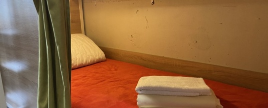 Верхняя кровать в 10тиместном женском номере в Bird house Hostel