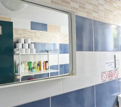 Кровать в общем номере с балконом и с красивым видом из окна в Lemongrass Hostel