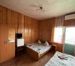 Трехместный Стандарт вид во двор частично на море (с балконом) в Диана