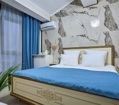 Студия Панорамная с балконом, мини кухней и видом на город и зелёную зону в Амбассадор