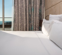 Номер Terrace Suite, с видом на море, с террасой, гостиной  - с двуспальной кроватью в Swissotel Resort Сочи Камелия