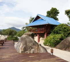 Двухместное бунгало Superior с видом на бассейн двуспальная кровать в Tharathip Resort