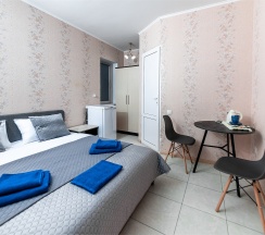 Двухместный Стандартный номер с двуспальной кроватью и балконом в гостевом доме SV на 2 этаже в Милка