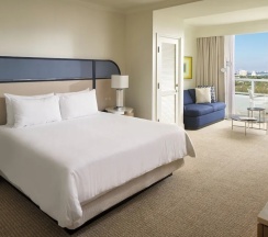 Двухместный полулюкс Tresor с видом на залив (двуспальная кровать) в Fontainebleau Miami Beach