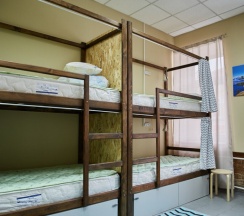Кровать в общем номере с красивым видом из окна в Central