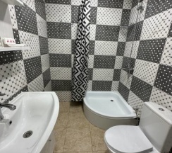 Домик с двухместной кроватью и диваном в Горное озеро