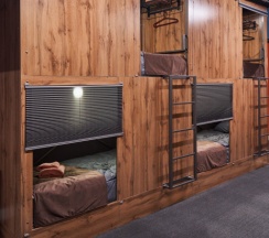 Кровать в общем номере (мужской номер) в Gagarin Capsule Hotel