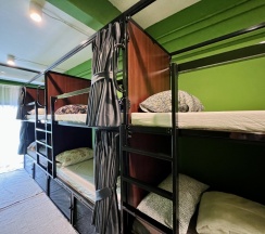 Кровать в общем номере (женский номер) с балконом в Hostel El biografo