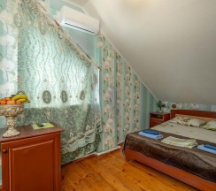 Номер стандарт с 1 односпальной и 1 двуспальной кроватью (мансарда) в Изумруд