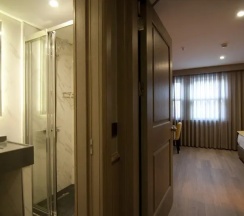 Четырёхместный полулюкс семейный (пристройка) в Seraglio Hotel & Suites